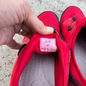 Men’s Spikeless Red Twist and Lock Golf Shoes Made in China 🇨🇳